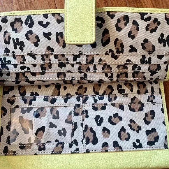 Leather clutch - yellow - magnetic closure - lots of storage - great condition - Picture 8 of 10